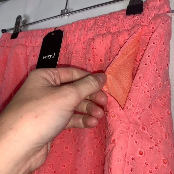 Very J Shorts Coral Eyelets Lined Feather Accent Medium NWT - Picture 3 of 6